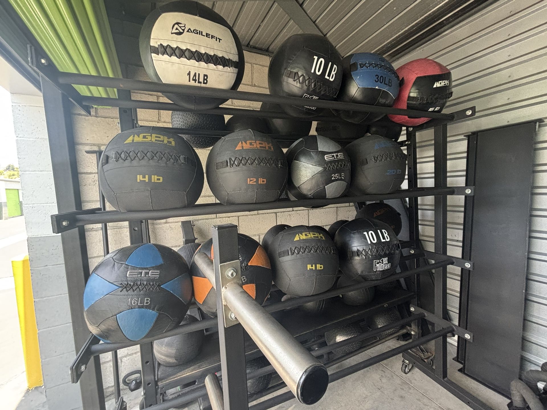 Medicine Balls WEIGHTS: 2x10, 2x12, 3x14, 3x16, 1x18, 2x20, 2x25 And 1x30 Lbs ONLY $1 PER POUND