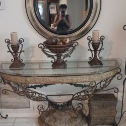 Beautiful Entrance Table And Mirror 