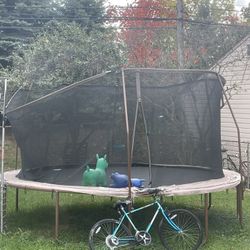 trampoline with protection net One piece is missing