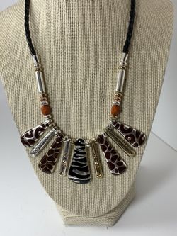 Fashion beautiful necklace 20” inches long