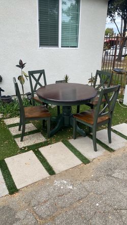 Round Pedestal Dining Table with 4 Chairs  gorgeous style clean good condition clean real wood  sizes  H32”  round 42”
