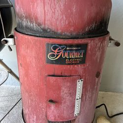 Brinkmann Gourmet Electric Smoker. Old But Still Useful. Missing One Stand. 