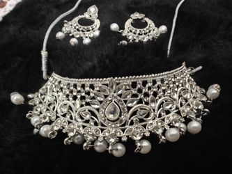 Silver color necklace and earring set