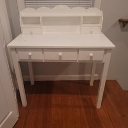 White Desk With 5 Little Drawers 