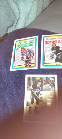 Hockey bundle of 3 Gretzky cards by Topps.  Cash porch pickup Redmond