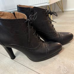 Elegant Black Lace-Up Ankle Boots Size: 39 $115 $450