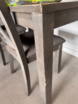 Table / Chairs