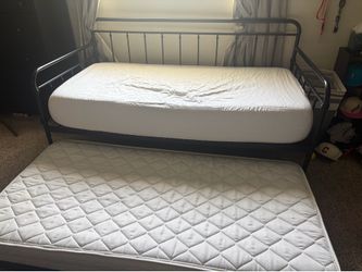 Trundle day bed with 2 mattresses like new