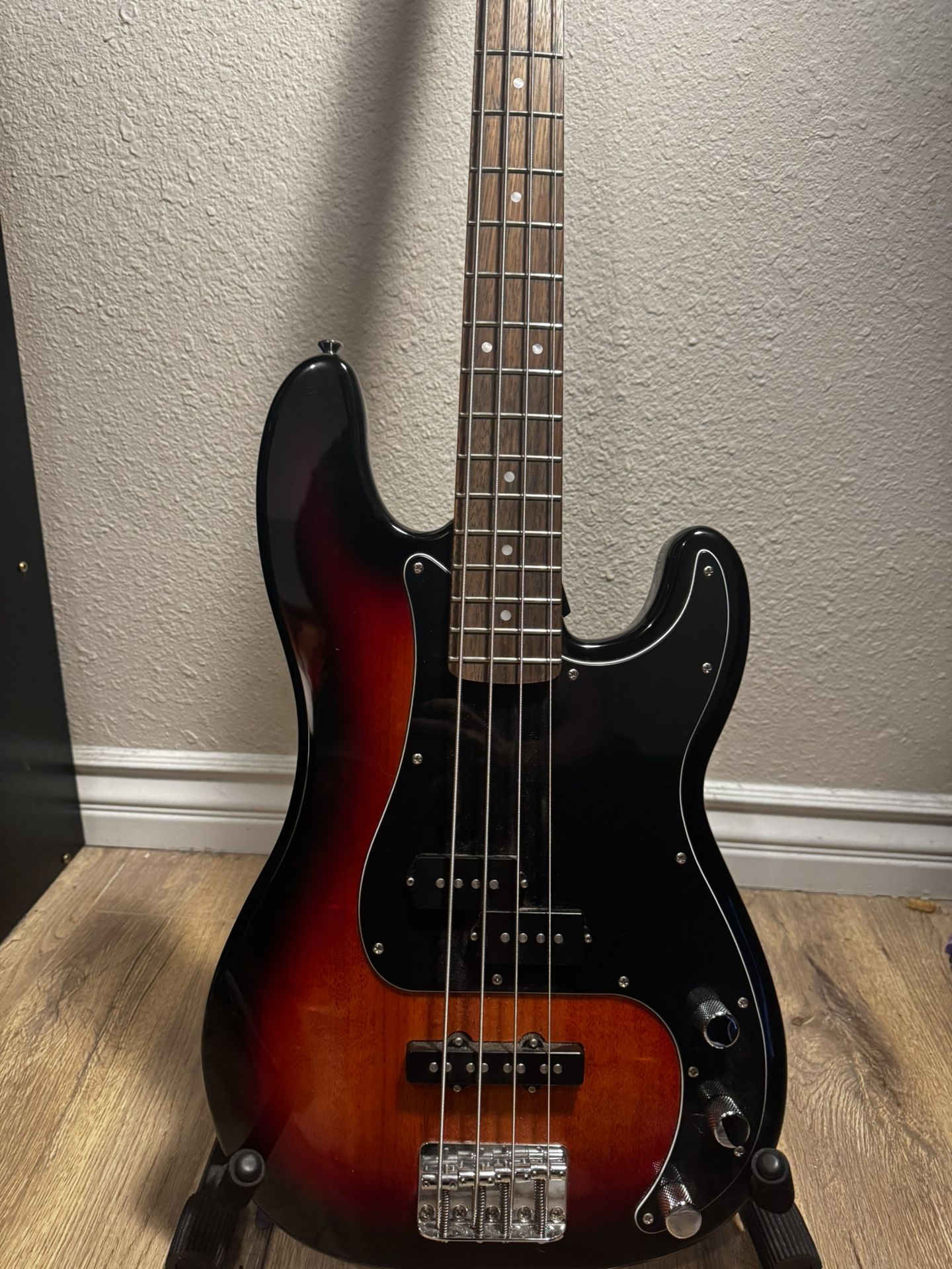 Squier Affinity PJ Bass – Excellent Condition, Pro Setup