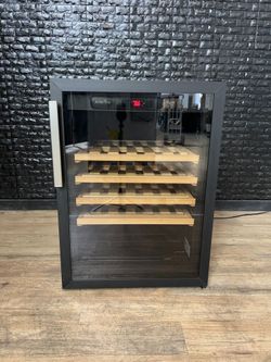 WINE ENTHUSIAST WINE REFRIGERATOR w/WARRANTY! R1947A