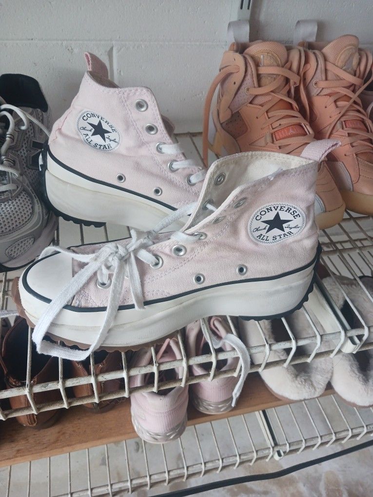 Converse WOMENS SIZE 7