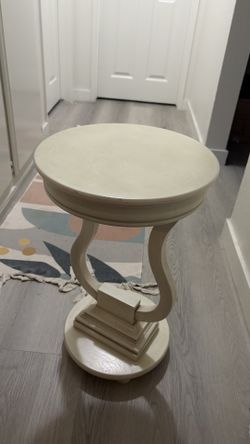 Crème Side Table
