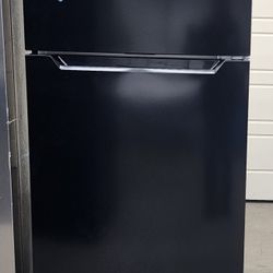 New Top Freezer 17.6 Cu.ft Refrigerator In Black With Warranty Garantia Por Escrito 