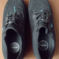 New Vessi Kids Weekend Sneaker 100 Percent Waterproof Size J4