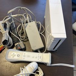 White Nintendo Wii 