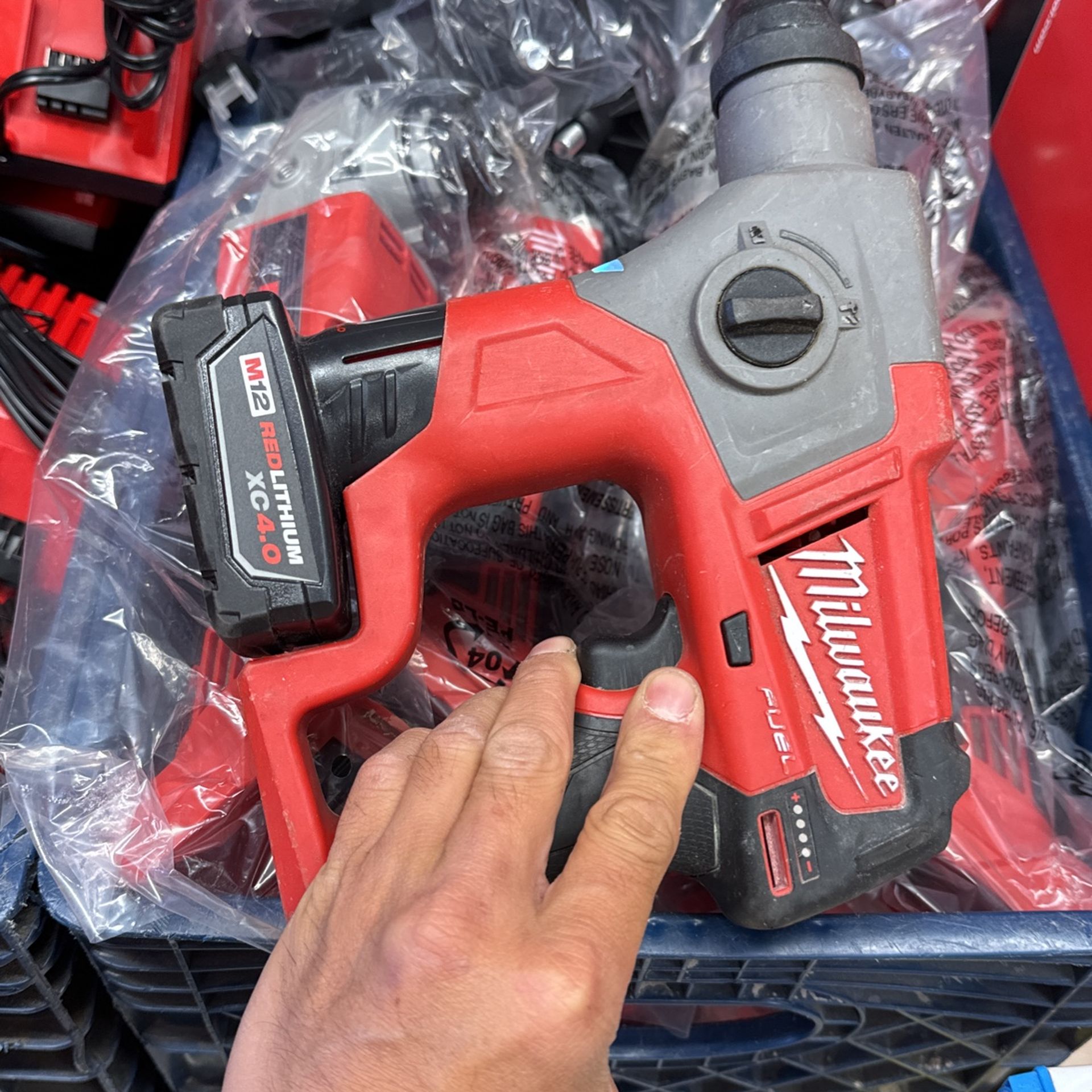 Milwaukee M12 SDs Rotary Hammer With Battery And Charger 