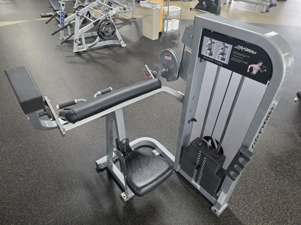 Life Fitness Biceps Curl..  200 Pounds Of Weights..  🔥🔥🔥