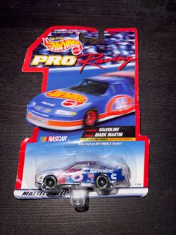 Hot Wheels Pro Racing NASCAR Mark Martin #6 Ford Taurus Valvoline 1:64 17420