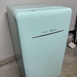 Daewoo Retro 4.4-cu ft Freestanding Mini Fridge Freezer Compartment (Mint Green)