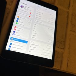 ipad Mini 4  64 (cracked Screen