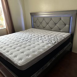 King Size Bed Frame With Led Lights  & Mattress Included.       Cama King Size Con Luz Led & Colchon Incluido.     