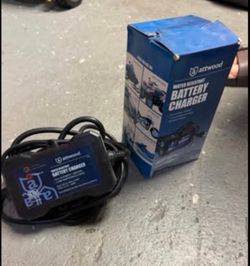 Attwood Water-Resistant 12V Battery Charger – 1.5 Amp