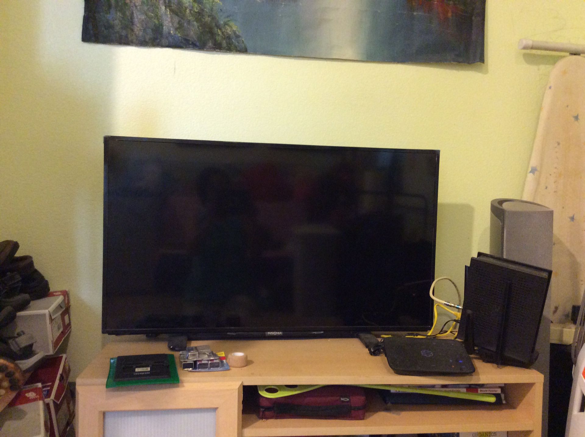 Flat tv 40 Inches include with stick and remote roku comes with desk tv . Missing Remote TV