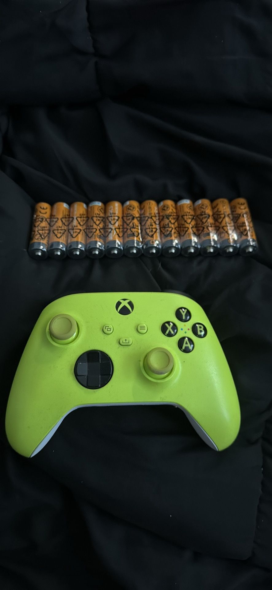 Xbox Controller W/ Pack Of Batteries