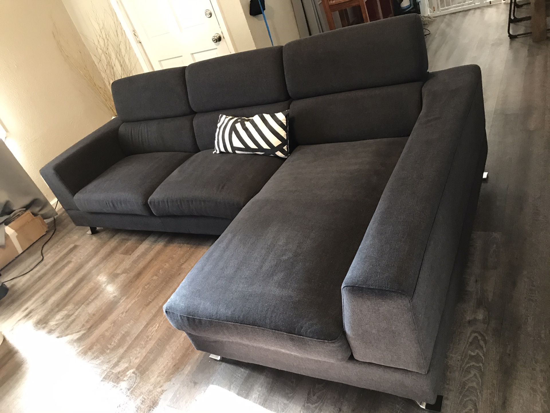 Gray couch CAN DELIVERY!!!!!