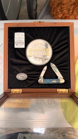 Case collectable knife and box