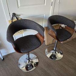 2 Comfortable bar stools for sale.