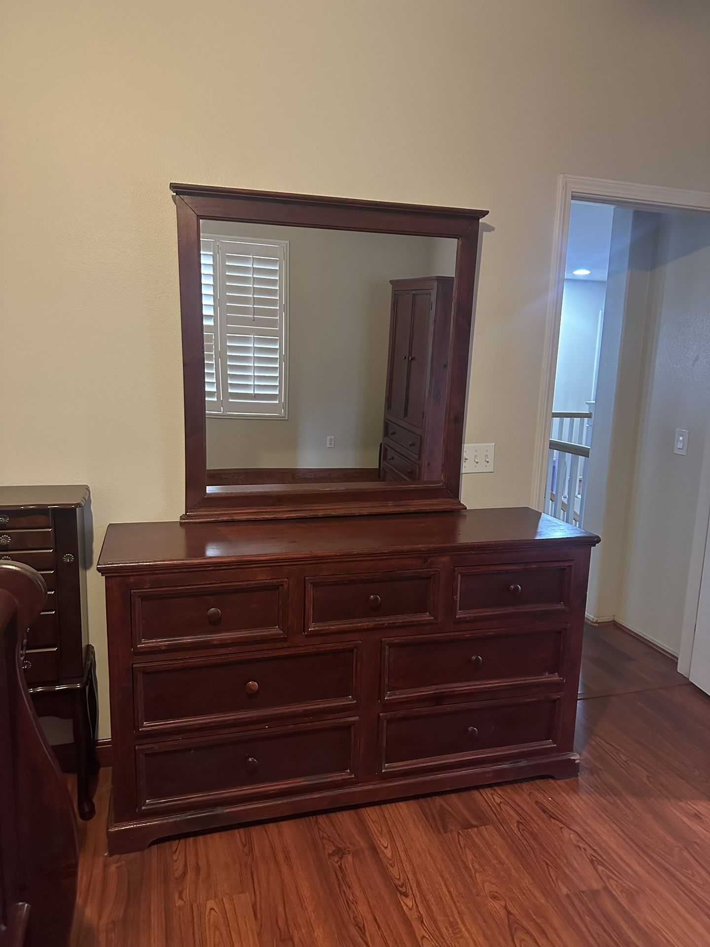 Dresser With Mirror