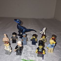 Lot Of Leggos Figurines 