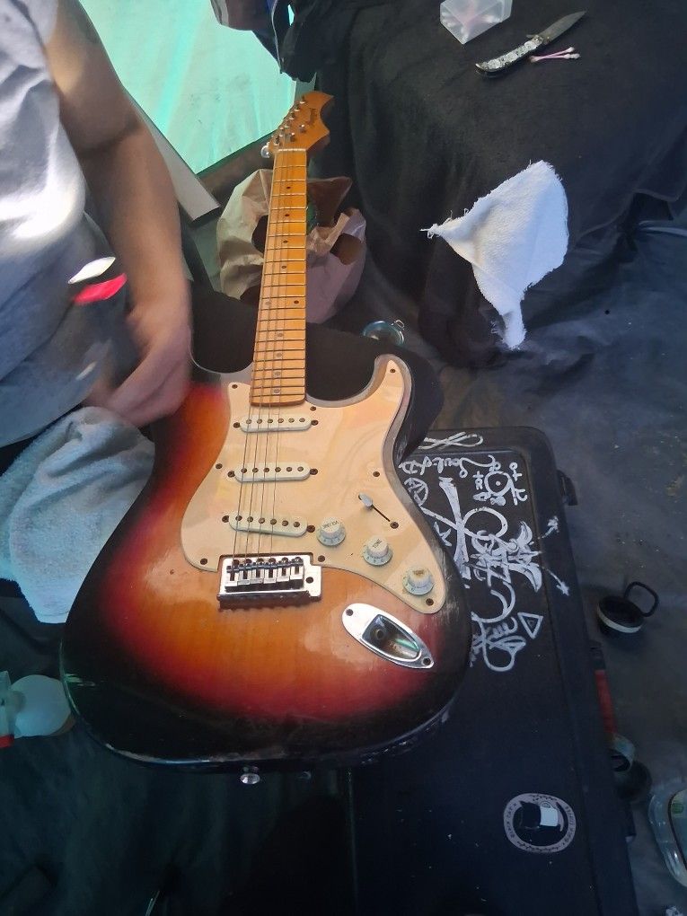 VINTAGE HARMONY REBEL GUITAR