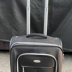 OLYMPIA CARRY ON LUGGAGE ON WHEELS 14x22x9 inches      FIRM PRtICE EAGLE ROCK
