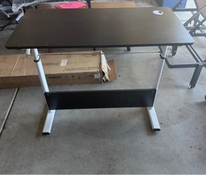 Adjustable desk