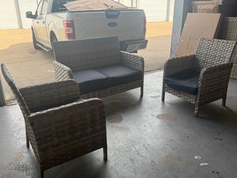 Brand new 4-person patio set with cushions (we deliver and finance)