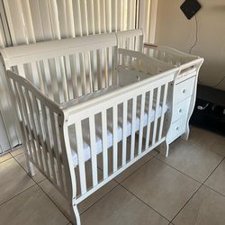 Convertible baby crib