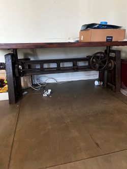 Table with lifting mechanism