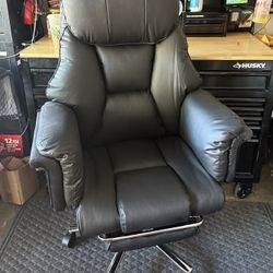 Executive Chair with Retractable Footrest