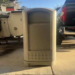 Rubbermaid Trash Can 