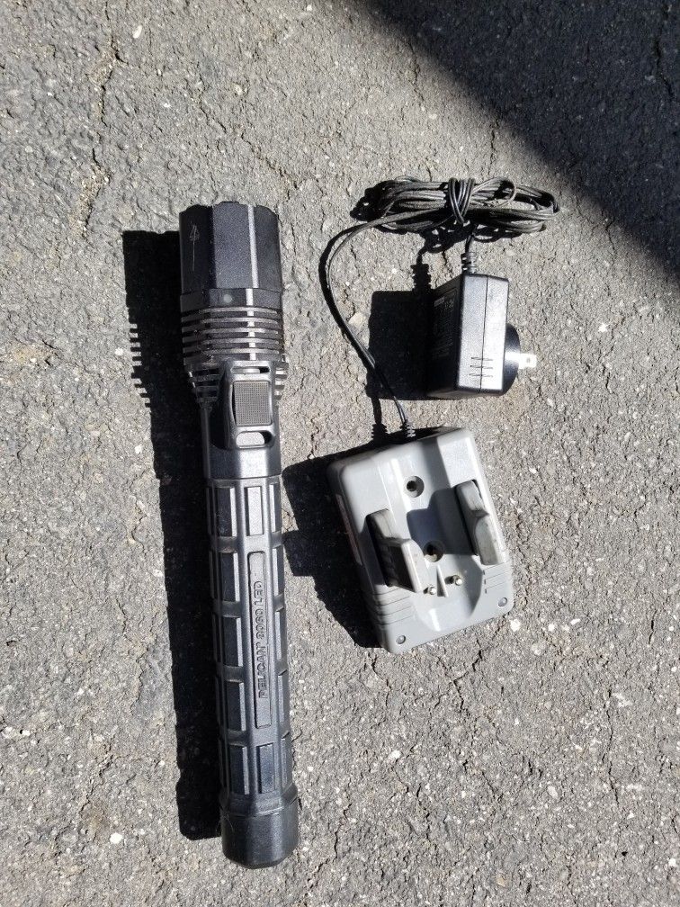 Pelican 8060 LED Flashlight