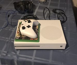 Xbox one 1 tb grand theft auto 5 one controller and headphone $250