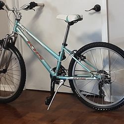 Like New ....girls 24" Mountain Bike ..... High End KSH....21 Speed