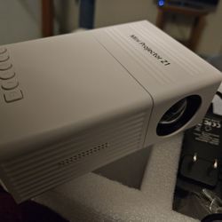 Brand New Mini Projector Z1 with Remote – Retail ~$99