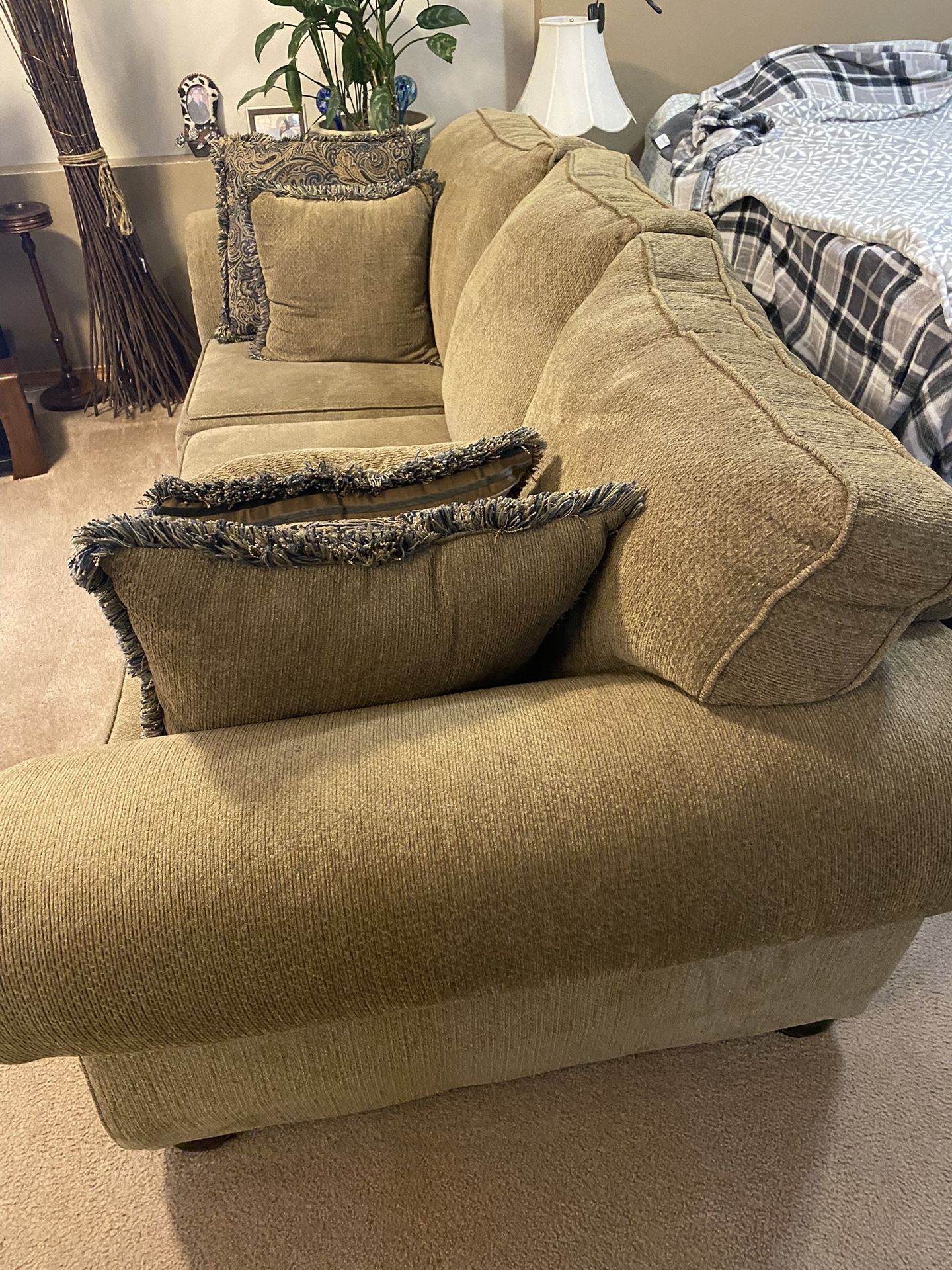 Couch, Cost 700new, It’s A Year Old But Still In New Condition! for Sale in Lake Stevens, WA