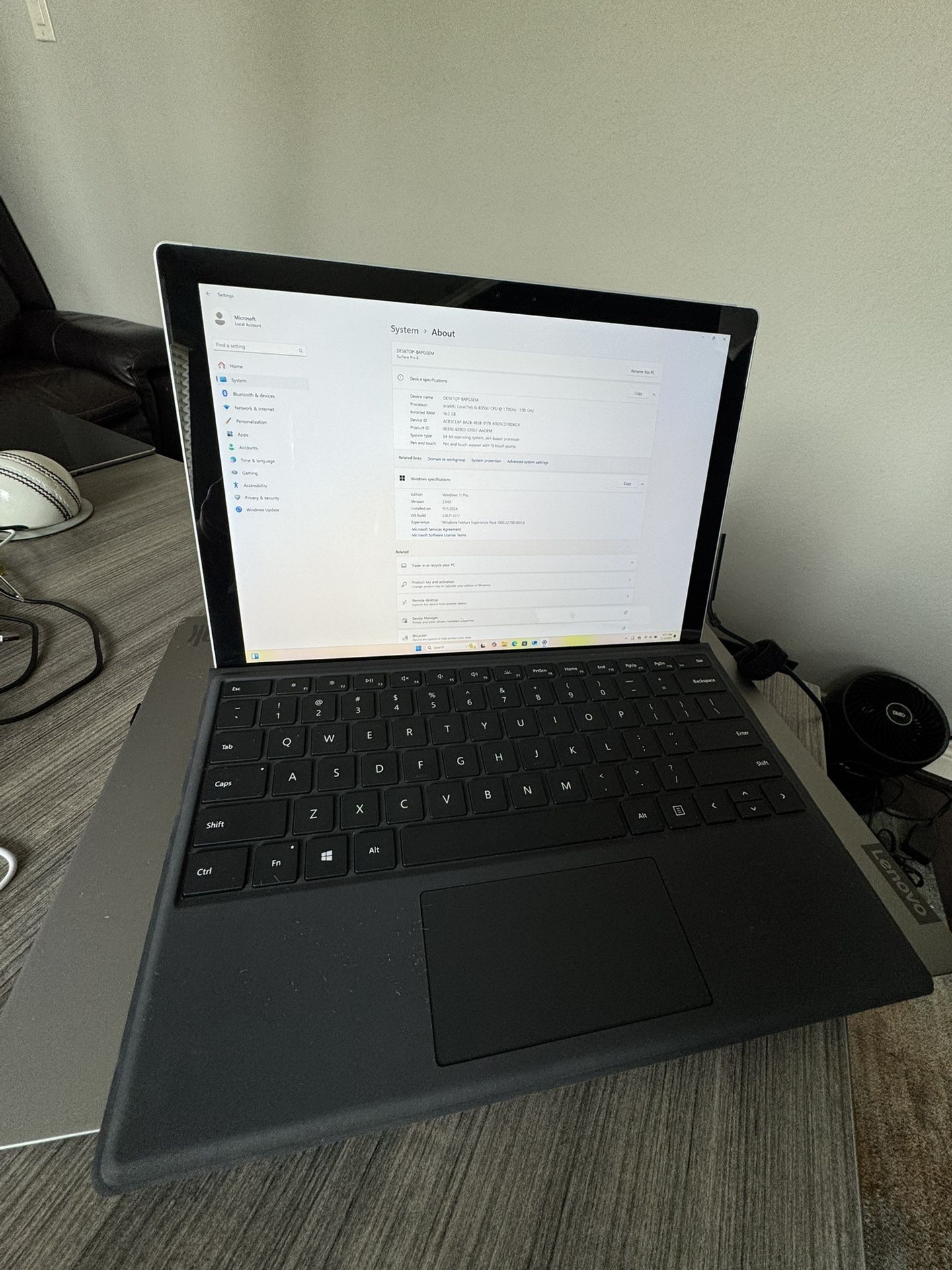 Microsoft Surface Pro 6, i5-8350u 1.7 Ghz, 16GB, 256GB, 12.3”, Win 11 Pro