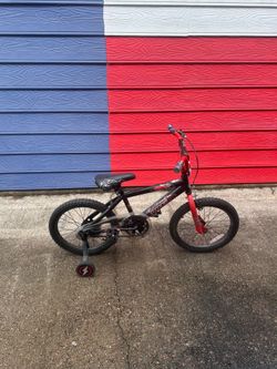 Ozone 500 Trixter bike with training wheels