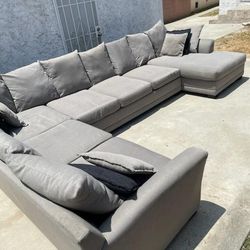 HUGE SECTIONAL COUCH/SOFA