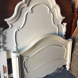 🌹BEAUTIFUL TWIN SIZE  BEDROOM SET:  BED FRAME, 5 DRAWER TALL CHEST🌹